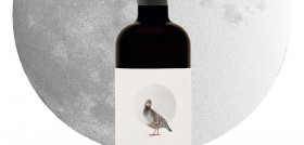 Orígenes es el vino estandarte de la bodega y la perdiz roja es el ave esteparia más característica de la Finca.