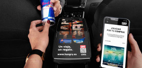 Los pasajeros leen el código QR con la cámara de su teléfono o acceden a la web, exploran el menú y pueden comprar utilizando efectivo, tarjeta de crédito o alguna opción de pago móvil como, Go