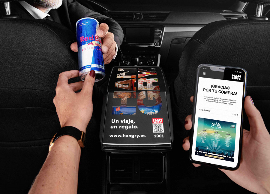 Los pasajeros leen el código QR con la cámara de su teléfono o acceden a la web, exploran el menú y pueden comprar utilizando efectivo, tarjeta de crédito o alguna opción de pago móvil como, Go