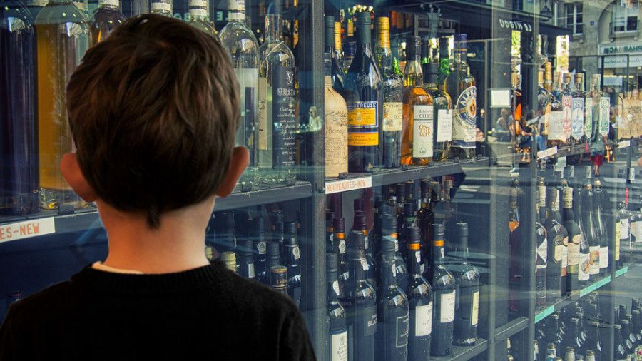 Las principales compañías de la industria de bebidas alcohólicas a nivel internacional acuerdan restricciones sobre el consumo de alcohol en menores de edad.
