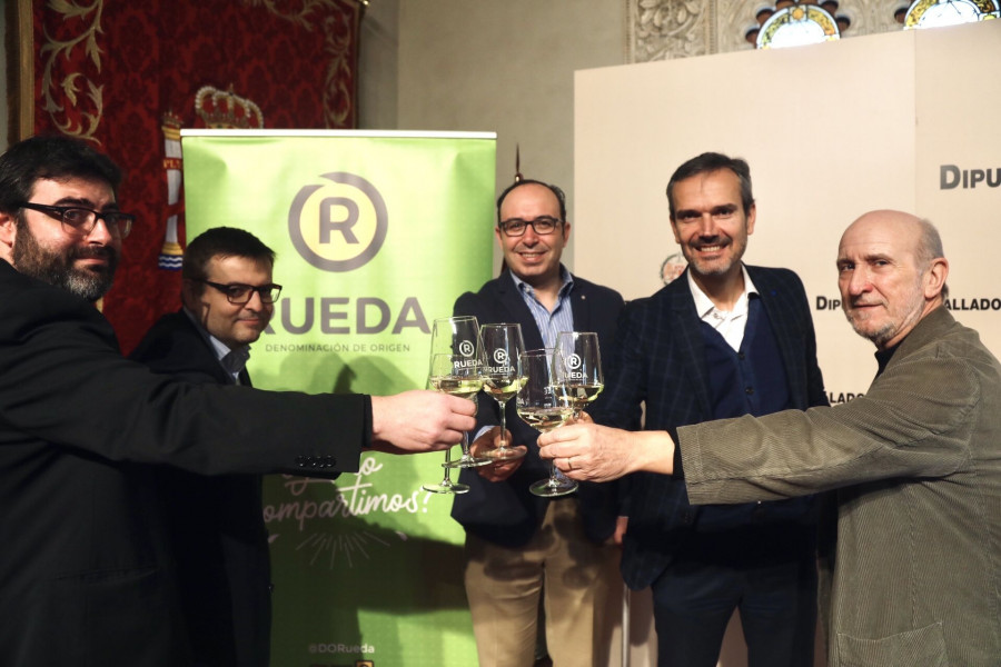 De izq a dcha: Pedro del Rio, coordinador de Rueda con Rueda, Jaime Alonso de Linaje, coordinador de Rueda con Rueda, Victor Alonso Monge, vicepresidente de la Diputación de Valladolid, Santiago Mora