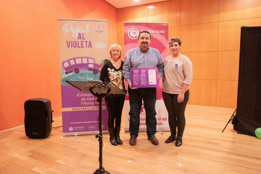 Concha Alcover, presidenta de la Federación de mujeres y colectivos por la igualdad de l´Horta Nord; Paco López, gerente de Makro Valencia, y Mónica Chirivella, concejala de Igualdad del Ayuntamie