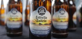 Estrella Galicia ha envasado en torno a 20 millones de botellas con esta imagen que estarán disponibles en el canal hostelería a nivel nacional, en formatos de 20 y 33 cl. hasta fin de existencias.