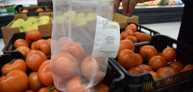 Se presentan en un pack de 4 unidades que tiene un precio de venta al público de 1,50€. Cada una de ellas tiene una medida de 24x35 centímetros y cuentan con un cordón para facilitar su cierre.