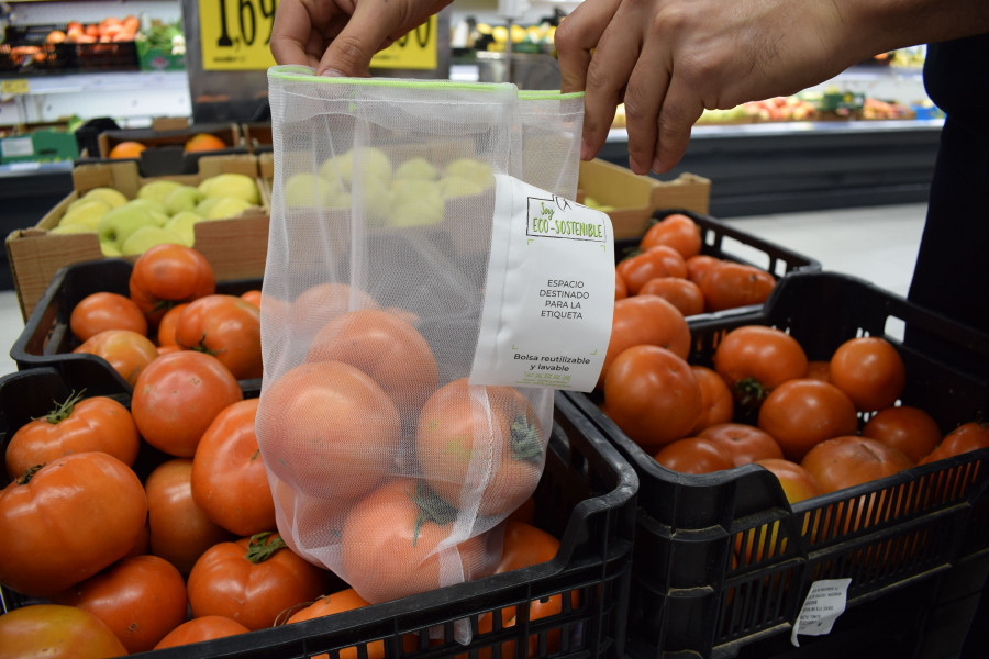 Se presentan en un pack de 4 unidades que tiene un precio de venta al público de 1,50€. Cada una de ellas tiene una medida de 24x35 centímetros y cuentan con un cordón para facilitar su cierre.