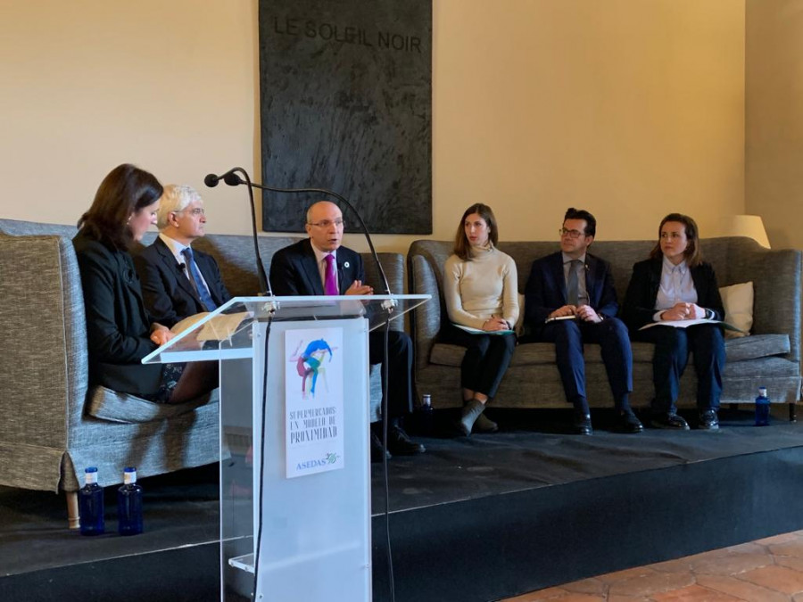 El consejero de Agricultura, Agua y Desarrollo Rural de Castilla La Mancha, Francisco Martínez Arroyo, inaugura el debate sobre cómo llevar el servicio básico de una alimentación variada y a preci