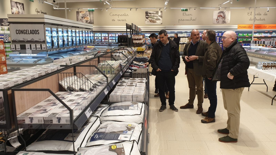 El Alcalde de Huarte, Alfredo Arruiz, durante su visita a la nueva tienda de Lidl.