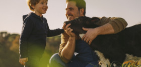 En su última campaña, la compañía destaca la importancia de estas familias como motor económico y social clave para la continuidad del mundo rural.