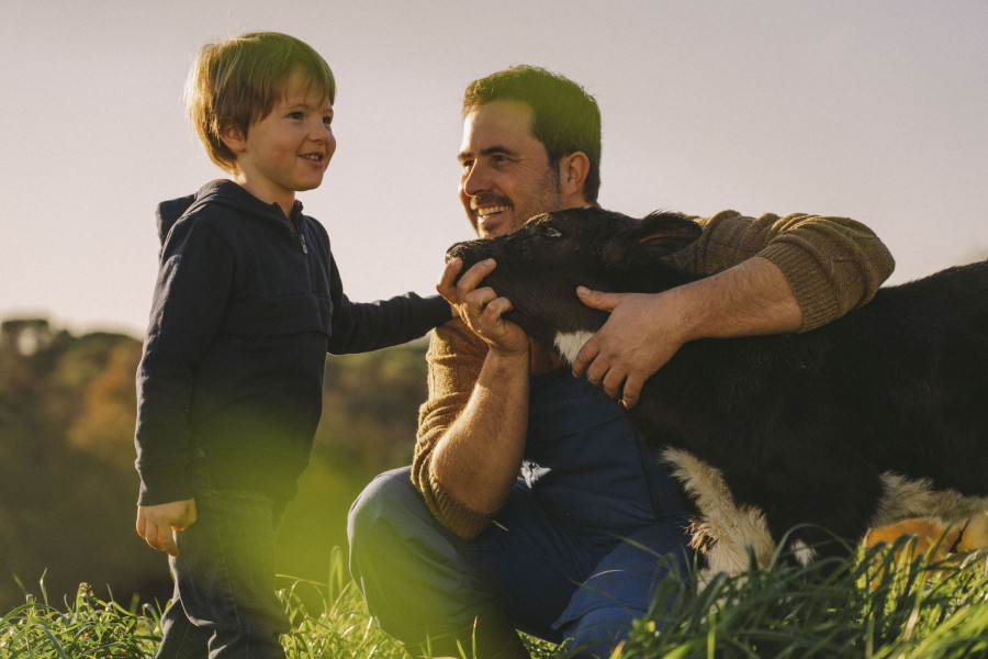 En su última campaña, la compañía destaca la importancia de estas familias como motor económico y social clave para la continuidad del mundo rural.