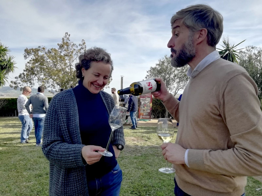 Armando Guerra, responsable de la  división de Alta Gama de Bodegas Barbadillo y Montserrat Molina, directora técnica de la Bodega en la presentación del AS de Mirabrás en la Finca de Santa Lucía