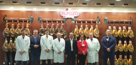 El embajador de Vietnam en el centro junto a miembros de su equipo, junto a los máximos responsables de El Pozo Alimentación.
