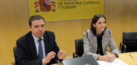 De izquierda a derecha, Luis Planas, ministro de Agricultura, Pesca y Alimentación en funciones y Reyes Maroto, ministra de Industria, Comercio y Turismo en funciones.