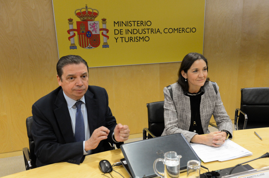 De izquierda a derecha, Luis Planas, ministro de Agricultura, Pesca y Alimentación en funciones y Reyes Maroto, ministra de Industria, Comercio y Turismo en funciones.