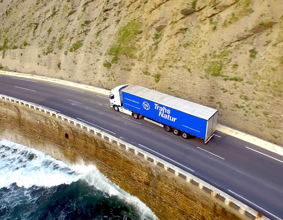 TransNatur Norte S.L. está especializada en el sector del transporte y la logística y cuenta con sedes en Irún, Bilbao, Zaragoza y Vigo.