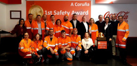 Los trabajadores de la planta han recibido este galardón de manos de José Antonio Echeverría, Customer Service & Supply Chain Officer de Coca-Cola European Partners, y de Bruno Van Gompel, Technica