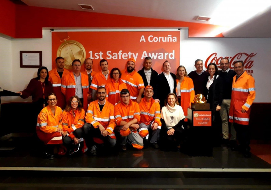 Los trabajadores de la planta han recibido este galardón de manos de José Antonio Echeverría, Customer Service & Supply Chain Officer de Coca-Cola European Partners, y de Bruno Van Gompel, Technica