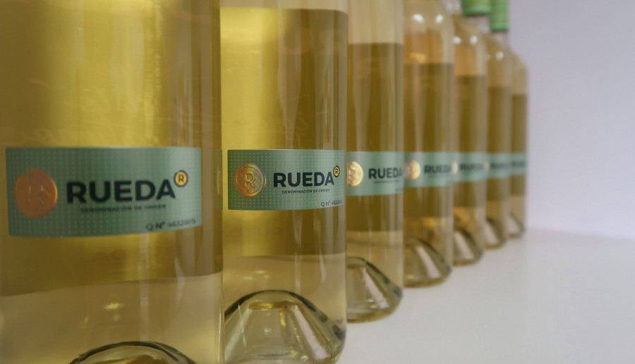 En total, el vino blanco aglutina el 99,7% de las contraetiquetas entregadas por la D.O. Rueda durante 2019, con 92.589.206, de las que 77,49% corresponden a la variedad Verdejo.