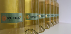 En total, el vino blanco aglutina el 99,7% de las contraetiquetas entregadas por la D.O. Rueda durante 2019, con 92.589.206, de las que 77,49% corresponden a la variedad Verdejo.