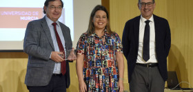 El director de Recursos Humanos de El Pozo Alimentación, Manuel García, recibe el premio de manos de la Vicerrectora de Empleo, Emprendimiento y Sociedad, Alicia Rubio, y el rector de la Universidad