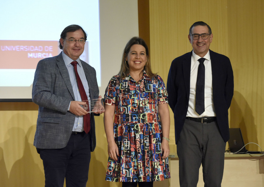 El director de Recursos Humanos de El Pozo Alimentación, Manuel García, recibe el premio de manos de la Vicerrectora de Empleo, Emprendimiento y Sociedad, Alicia Rubio, y el rector de la Universidad