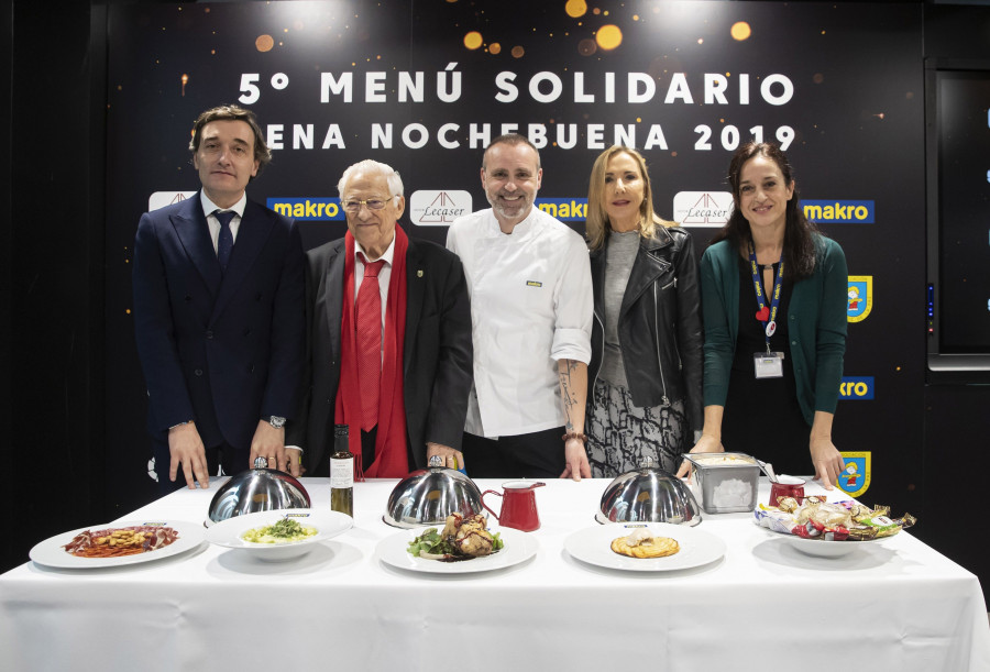 De izq a dcha: Juan Francisco Fdez. Rio, de Lecaser; Padre Ángel, de Mensajeros de la Paz; Rodrigo de la Calle, chef estrella Michelin; Olga de la Fuente, de Fundación La Liga; y Marta Pérez Postig
