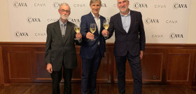 De izquierda a derecha, el presidente de PimeCava, Pere Guilera, el presidente de la DO Cava, Javier Pagés, y el presidente del Institut del Cava, Damià Deàs.