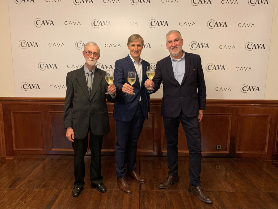 De izquierda a derecha, el presidente de PimeCava, Pere Guilera, el presidente de la DO Cava, Javier Pagés, y el presidente del Institut del Cava, Damià Deàs.