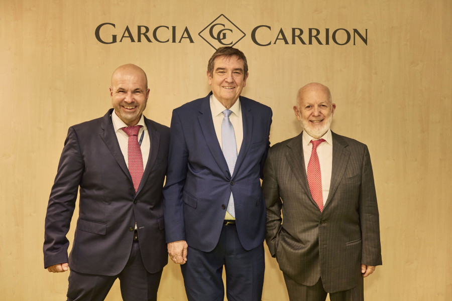 Luciano García Carrión, vicepresidente de García Carrión; Miguel Fernandez Rodríguez, director de FESBAL; y José García Carrión, presidente de García Carrión.