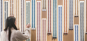 De la mano de jóvenes diseñadores, el proyecto pone de relieve la infinita reciclabilidad de este material y destaca el valor del diseño como agente transformador de la sociedad.