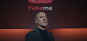 El actor Javier Gutiérrez interpreta al director de “Fake me” y, desde el humor, invita a conocer cómo funciona esta peculiar empresa donde trabajan redactores de contenidos falsos especializado