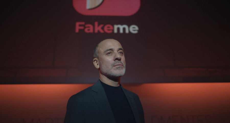 El actor Javier Gutiérrez interpreta al director de “Fake me” y, desde el humor, invita a conocer cómo funciona esta peculiar empresa donde trabajan redactores de contenidos falsos especializado