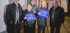Entrega de la placa en “La Calle de Mis Abuelos” a las dos personas de más edad de la localidad de Jabugo.