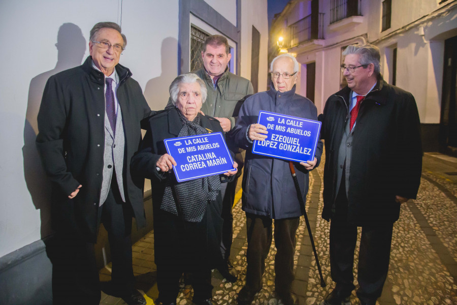 Entrega de la placa en “La Calle de Mis Abuelos” a las dos personas de más edad de la localidad de Jabugo.