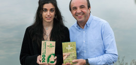 José Luis Gallego, asesor medioambiental de Nomen Foods e ideólogo del proyecto, junto a Noelia Medina, estudiante de la Escuela Superior de Diseño (ESDI) ganadora del concurso de diseño del packa