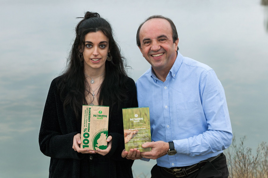 José Luis Gallego, asesor medioambiental de Nomen Foods e ideólogo del proyecto, junto a Noelia Medina, estudiante de la Escuela Superior de Diseño (ESDI) ganadora del concurso de diseño del packa