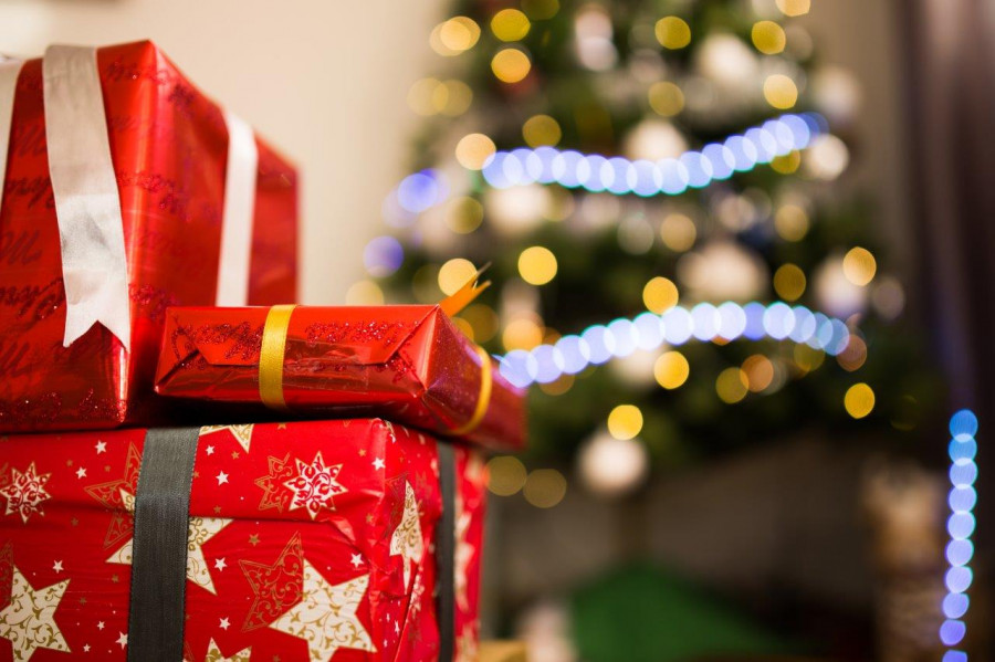 Este año se estima que los españoles compren una media de nueve regalos para seis personas.