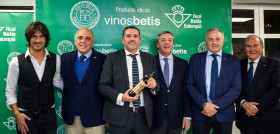 Hugo Salazar, cantante; Carlos González De Castro, consejero del Real Betis; Álvaro Alés consejero delegado de Gastropass; Primitivo Gurpegui Muga, Bodegas Manzanos; Rafael Gordillo, presidente Fun