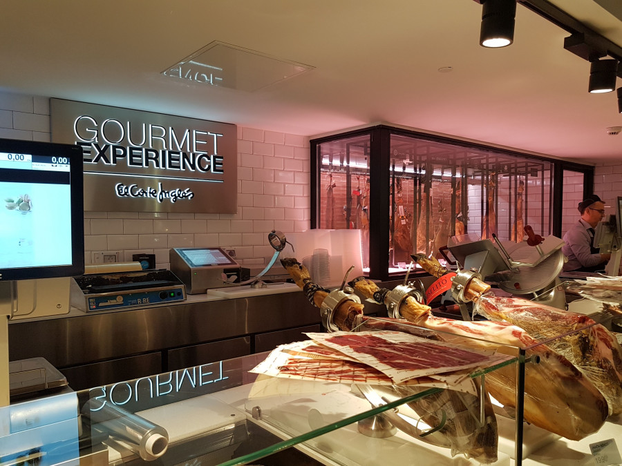 Entre las novedades con las que cuenta el nuevo Gourmet Experience, que ofrece más de 4.200 productos, figura una bodega para jamones donde se recrean las mismas condiciones de su hábitat natural.
