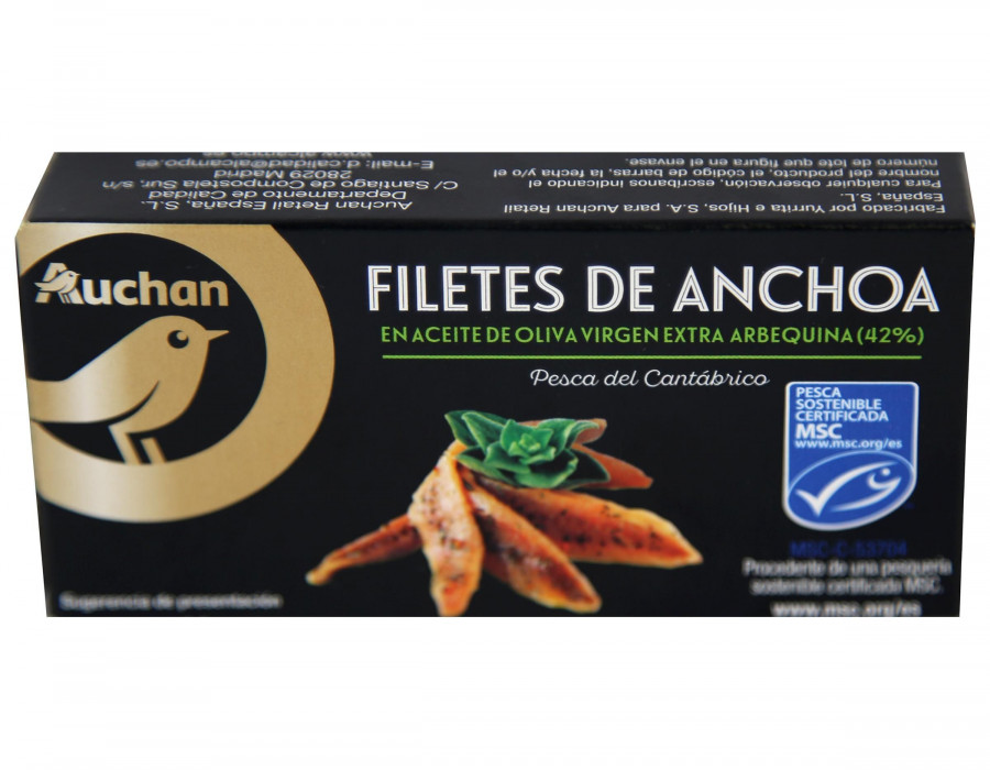 Esta gama de marca propia, identificada con packaging negro y un pájaro dorado, acoge conservas de pescado de las Rías Gallegas, anchoas del Cantábrico, langostinos salvajes, foie, turrones o espá