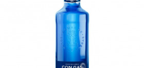 Se presenta en formato de botella de vidrio de 75cl, siendo 100% reciclable.