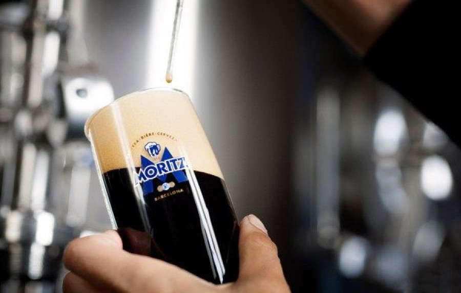 La Moritz Negra es una cerveza de color negro intenso y opaca con ligeros toques de cacao.