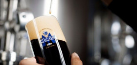 La Moritz Negra es una cerveza de color negro intenso y opaca con ligeros toques de cacao.