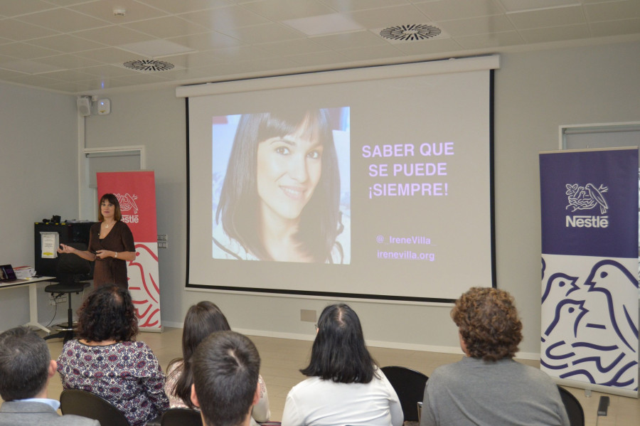 La psicóloga y periodista Irene Villa ha compartido en la fábrica cántabra de Nestlé su experiencia personal centrada en la superación de dificultades.