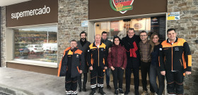 El punto de venta franquiciado abre las 24 horas los 365 días del año y está ubicado en la salida de O Fiouco en la A8, en un complejo con restaurante, cafetería y estación de servicio.
