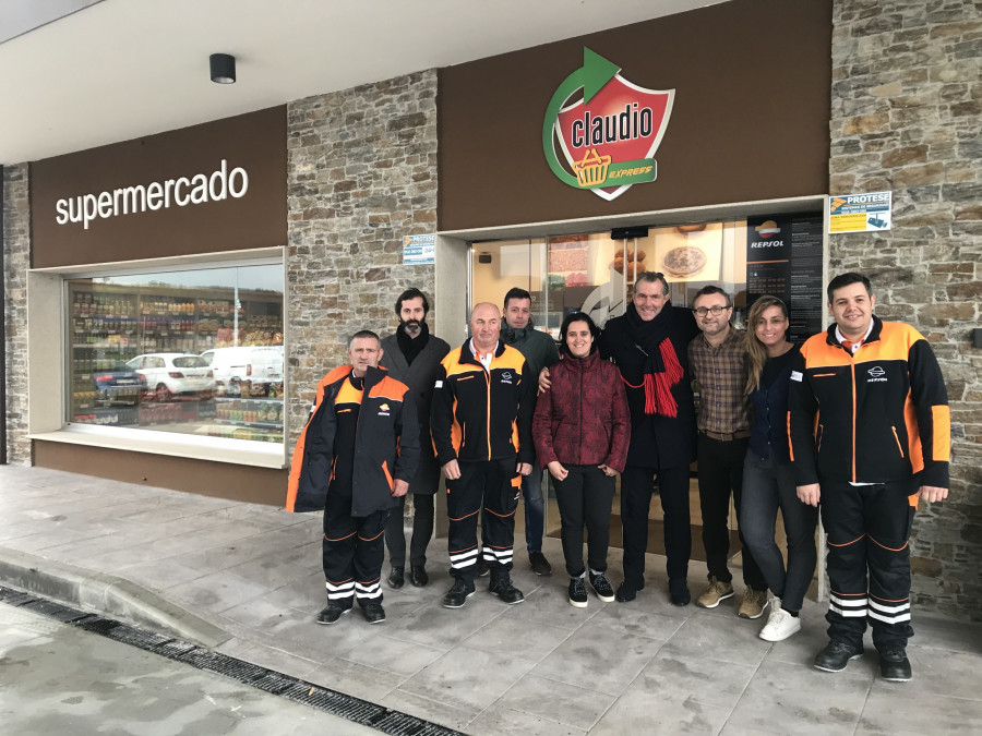 El punto de venta franquiciado abre las 24 horas los 365 días del año y está ubicado en la salida de O Fiouco en la A8, en un complejo con restaurante, cafetería y estación de servicio.