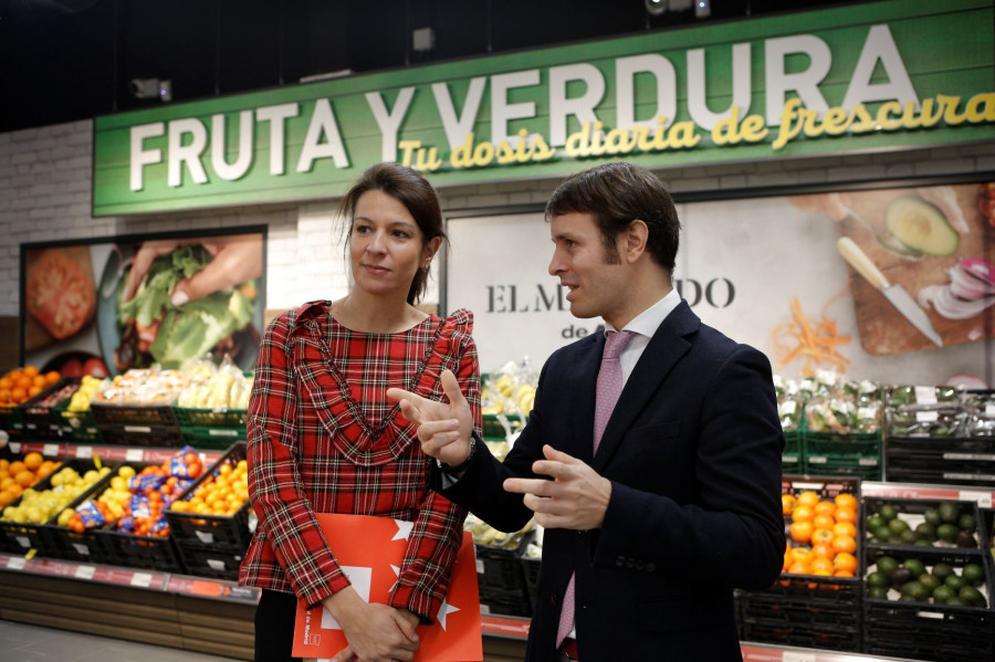 Marta Nieto, directora general de Comercio y Consumo de la Comunidad de Madrid y Ramon Rivas, responsable de Expansión de Aldi , durante la inauguración de la tienda madrileña.