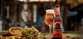 Los tres distintos tipos de maltas (Pilsen, Viena y Caramel) resaltan en boca añadiendo sabor a cereal y caramelo, mientras que a su vez aportan cuerpo elevado a esta cerveza.