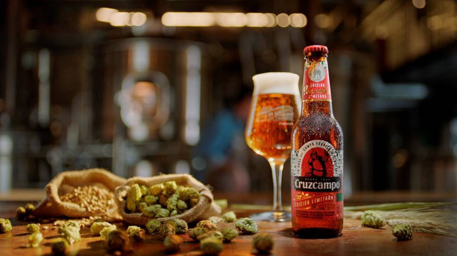 Los tres distintos tipos de maltas (Pilsen, Viena y Caramel) resaltan en boca añadiendo sabor a cereal y caramelo, mientras que a su vez aportan cuerpo elevado a esta cerveza.