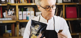El turrón está elaborado con chocolate negro 70%, manteca de cacao, praliné de almendras y patatas fritas Lay´s Gourmet.