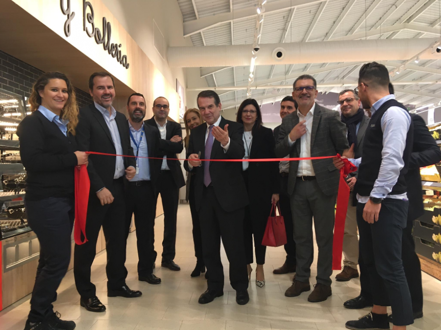El alcalde de Vigo, Abel Caballero, acudió a la nueva tienda acompañado del director regional de Lidl en Galicia, Jaime Herrá. Ambos han recorrido los 1.000 metros cuadrados de sala de ventas.